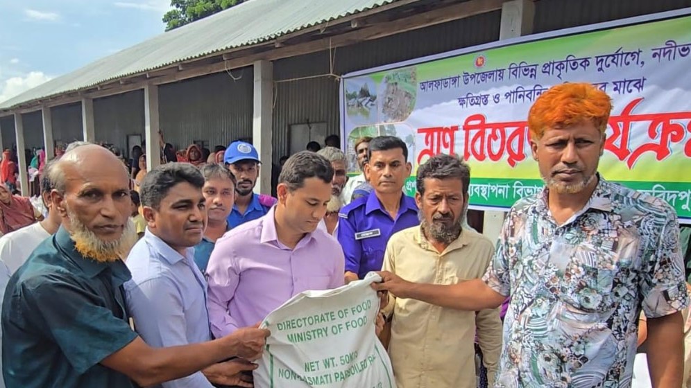 ফরিদপুরে পানিবন্দি ২৬০ পরিবার পেল খাদ্য সহায়তা